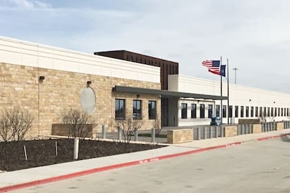 Hasta ahora, si el Uscis tenía una solicitud pendiente, el proceso de deportación se suspendía temporalmente con el cierre administrativo los casos