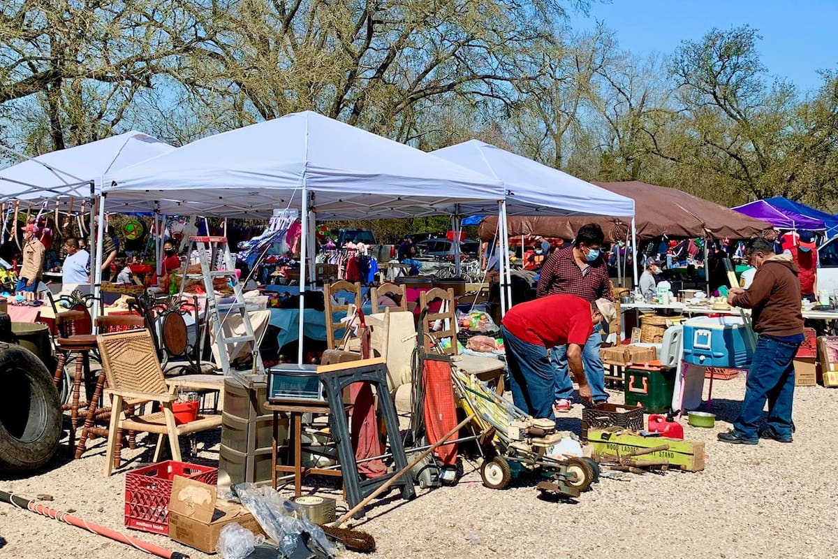 Hasta antes del tiroteo del domingo, el mercado de pulgas de Pearland era reconocido por su ambiente familiar y amigable