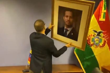 Hasta ayer, la sede diplomática estaba ocupada por el representante de Juan Guaidó, líder de la oposición venezolana