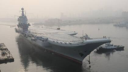 Hasta el 001A, China solo tenía un portaaviones, el "Liaoning", que comenzó a construirse en la Unión Soviética en 1985 y vendido por Ucrania a China en 1998