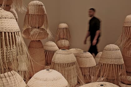 Hasta el 27 de junio, la instalación "Monte Abierto" invita al público de Bienal de Londres a sumergirse en el universo de la cestería contemporánea y conocer el trabajo artesanal realizado a partir de una planta característica de los Valles Calchaquíes catamarqueños