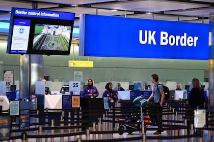 Hasta el año pasado, la mayoría de los viajeros que llegaban a Reino Unido para estadías cortas no necesitaban pasar por el complejo proceso de solicitar una visa.
