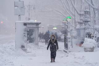 Las impactantes imágenes de la “monstruosa bomba” de viento y nieve que azota EE.UU.