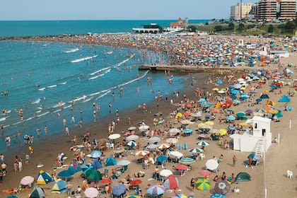 Hasta el momento, los destinos de la Costa Atlántica han tenido una temporada mejor de lo esperado, aunque el éxodo de turistas al exterior marcó el verano 2025