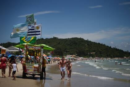 Hasta el momento, los pasajeros pueden volver de Brasil, pero las empresas están atentos a cualquier anuncio del Gobierno