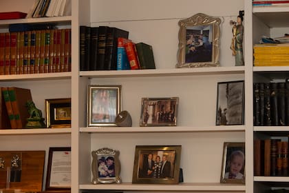 Hasta hace al menos un año atrás, las bibliotecas aun conservaban fotos familiares, premios y diplomas del empresario