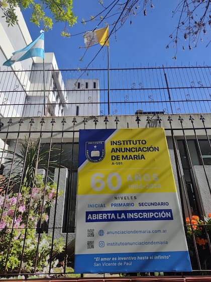 Hasta hace dos semanas, el colegio tuvo colgado en su fachada un cartel que decía "Abierta la inscripción"