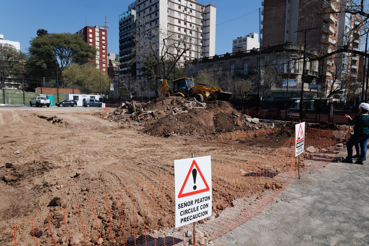 Hasta hace pocos meses, una parte del terreno estaba ocupada por canchas de fútbol; la Ciudad busca transformarlo en un nuevo espacio verde público para el barrio