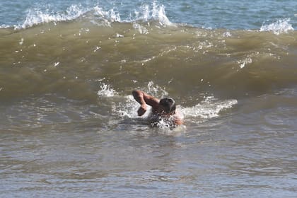 Hasta la costa esteña también viajaron Guillermo Andino y Carolina Prat. El periodista aprovechó el radiante día de sol para disfrutar de un chapuzón en el mar revuelto de la Brava