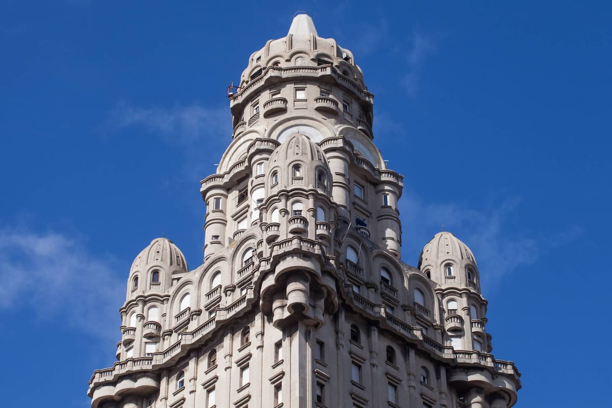 El Palacio Salvo está en el centro de Montevideo.