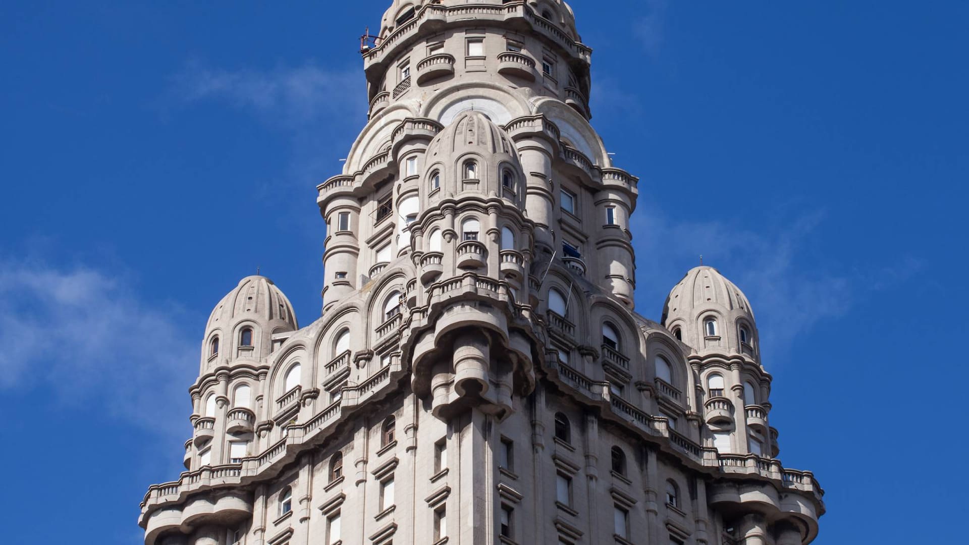 El Palacio Salvo está en el centro de Montevideo.