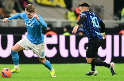 Hasta Lautaro Martínez estuvo detrás del escocés, una pesadilla para Inter durante esta noche en Milan pero también en el encuentro de octubre en el estadio Diego Armando Maradona.
