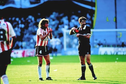 Hasta mayo de 2014, Prátola mantuvo junto con Roberto Trotta, el récord como jugador con más expulsiones en el fútbol argentino durante en la era de los torneos cortos. Fue superado por Fabián Cubero cuando recibió su vigésimo segunda tarjeta roja