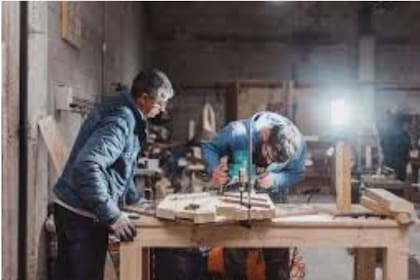 Hasta que encontró los pallets y entró a los cursos de la Fundación Oficios, Medinas no había hecho ningún trabajo manual. Aprendió de cero.