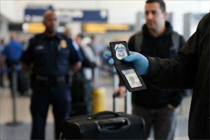 Hasta que exista una decisión definitiva, los agentes del ICE, FBI, DEA y CBP podrán usar mascarillas y no tendrán la obligación de exhibir una identificación visible en Nueva York