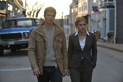 Lucas Bryant y Emily Rose en Haven, basada en "The Colorado Kid"