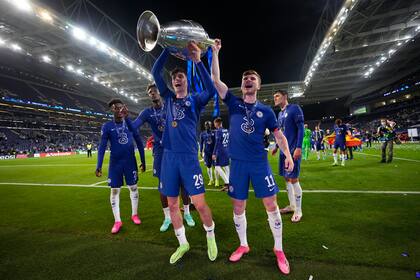 Havertz, autor del gol del triunfo, levanta la copa frente a los hinchas de Chelsea
