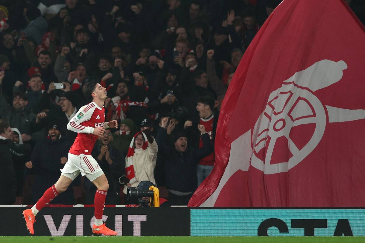 Havertz corre en el festejo de su gol, con la bandera gunner de Arsenal de fondo