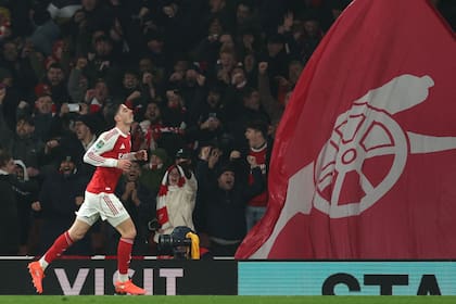 Havertz corre en el festejo de su gol, con la bandera gunner de Arsenal de fondo