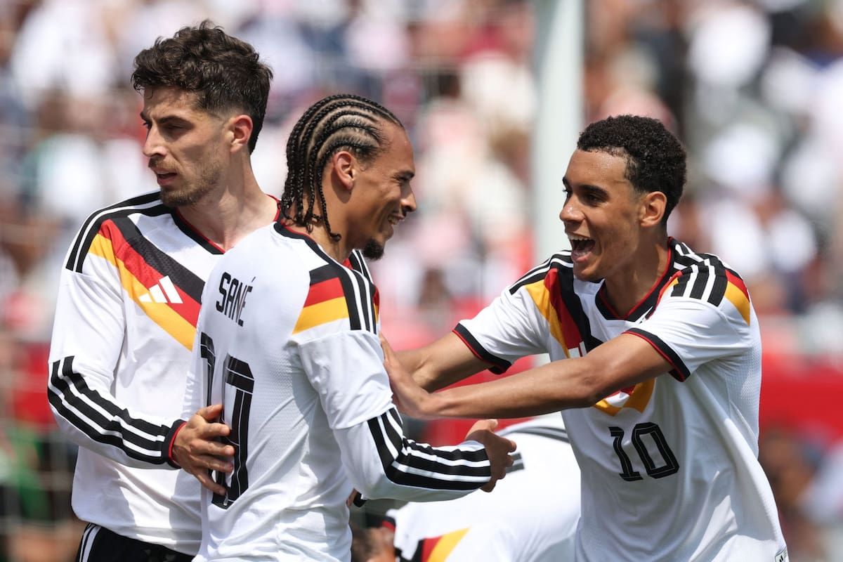 Havertz y Sané, autores de los goles de Alemania en el amistoso, festejan con Musiala