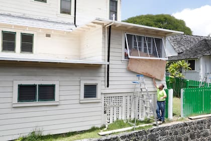 Hawaii comienza a sentir la fuerza del huracán Lane, los habitantes comienzan a tapiar sus casa para la llegada de la tormenta