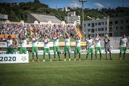 Hay 14 casos de coronavirus en el plantel de Chapecoense y los jugadores deben estar aislados; se suspendió un partido con Avaí por el campeonato regional.
