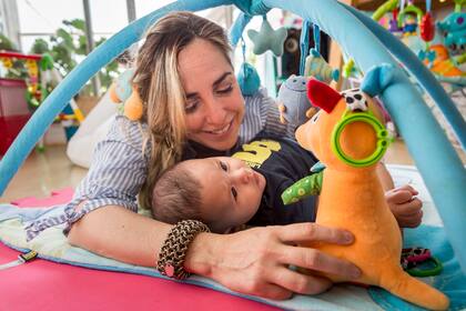 Hay 52.000 criopreservados, pero muchos son abandonados y con la ley actual solo los pueden usar sus titulares o darlos a terceros; un proyecto busca regular el tiempo de guarda y otros vacíos legales. “Tengo embriones congelados desde hace años. No sé qué hacer con ellos. Mi hija ya tiene 5 años,