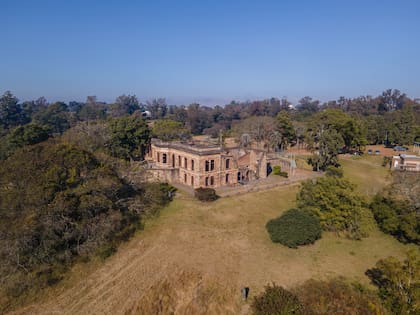 “Hay algo muy interesante en este punto: hoy no quedan las 27 habitaciones completas, porque el incendio de 1938, el abandono posterior y décadas de saqueos modificaron profundamente el edificio. Sin embargo, todavía quedan suficientes huellas como para reconstruir mentalmente cómo era aquella residencia”, explica Molina