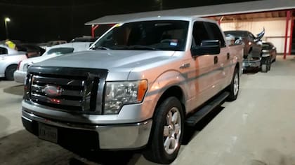 Hay algunas camionetas, entre los vehículos a rematar