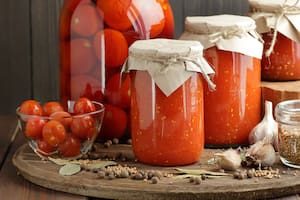 Hay algunos alimentos que, por sus componentes, benefician la producción de serotonina, conocida como "la hormona de la felicidad"