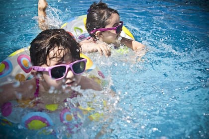 Hay algunos lugares de Miami que sí dejan entrar a los niños a la piscina