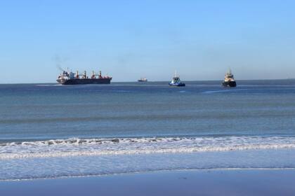 Hay alrededor de 450 camiones en las playas de estacionamiento para descargar en los elevadores, lo que representa, aproximadamente, unas 13.500 mil toneladas de granos