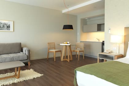 Hay apps que permiten comprar packs de 3, 6 o 12 horas y elegir el horario de ingreso; así, los huéspedes hacen uso de los servicios y de una habitación, y pagan la mitad de la tarifa