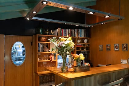 Hay barra en el salón