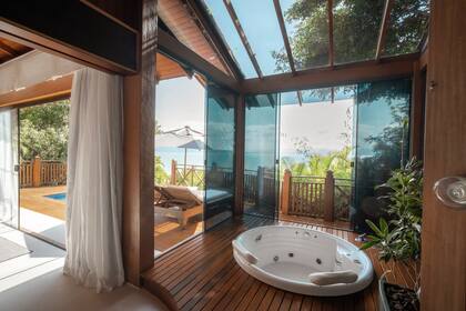 Hay bungalós con jacuzzi.