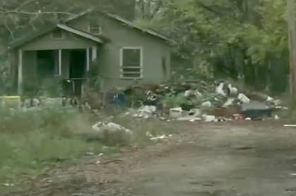 Hay casi 60 casas y 86 lotes en el pueblo abandonado