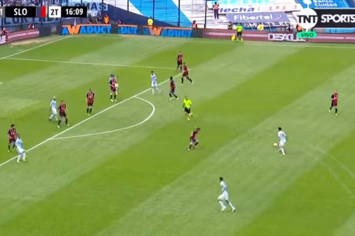 Hay casi 7 jugadores del Ciclón a la altura del área grande y Moyano no logra presionar a tiempo para evitar el remate de Pol Fernández: fue el 2-1