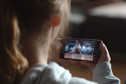 "Hay chicos de 6, 7 u 8 años que ya están mirando redes, subiendo videos a TikTok y evaluando constantemente su cuerpo", dice Juana