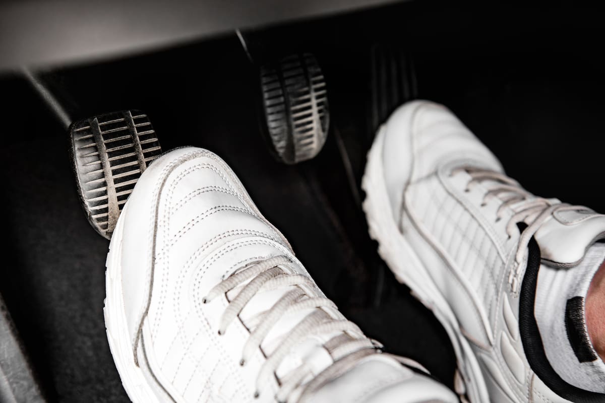 Hay cinco errores típicos (como dejar el pie apoyado) que dañan el embrague