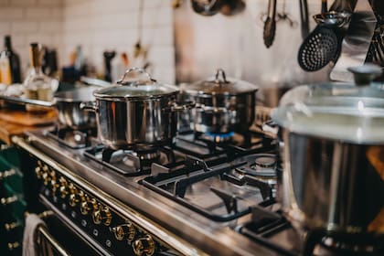 Hay cocinas a gas de acero inoxidable con doble horno y doble cantidad de hornallas