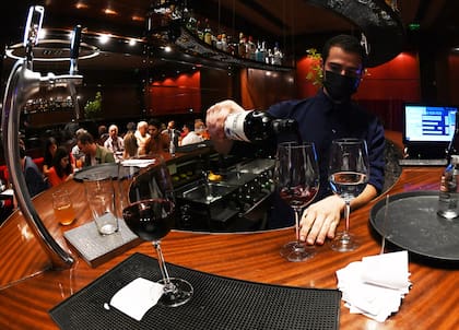 Hay coctelería de autor, cerveza artesanal y vinos de diversos varietales de las bodegas más importantes del país