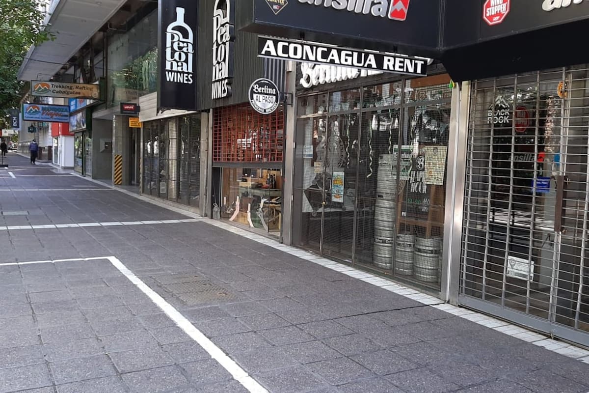 Hay comercios que pueden operar, pero solo con delivery por lo que mantienen sus puertas cerradas