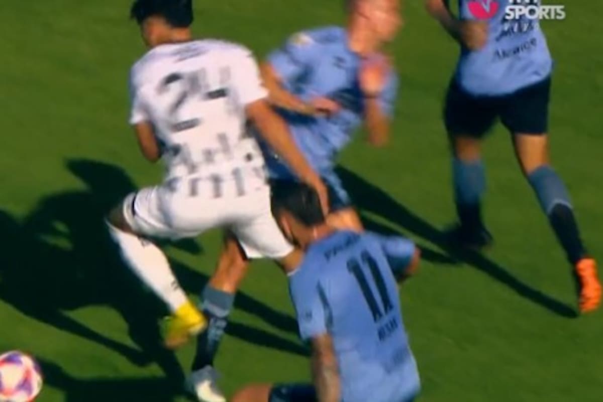 Hay contacto entre Longo y Sosa, pero da la impresión de ser el delantero de Talleres el que se tira sobre el volante de Belgrano; para Rapallini fue penal y el VAR no le modificó el fallo