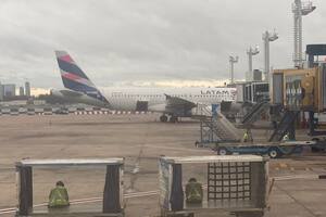 Hay demoras en Aeroparque por el clima y una medida de fuerza