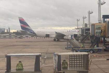 Hay demoras en Aeroparque por el clima y una medida de fuerza