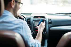 Hay distintas maneras de poner música en el auto desde el celular