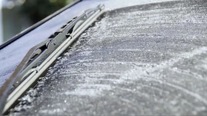 Hay distintos consejos caseros para descongelar el parabrisas o la luneta de un auto