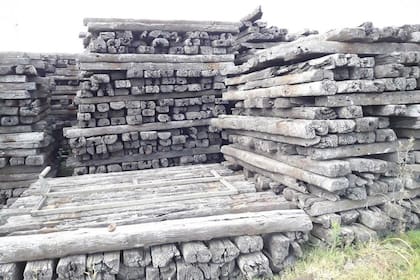 Hay durmientes y postes