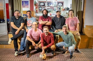 8 amigos evitaron que cerrara el bar de parroquianos donde el papá de uno se juntaba con los suyos