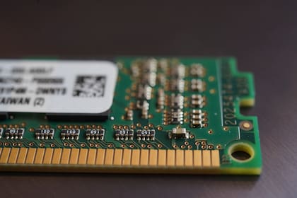 Hay escasez de chips de memoria para RAM y SSD porque los fabricantes están orientando la mayor parte de su producción a abastecer a los centros de IA, lo que encarece los chips para computadoras y smartphones